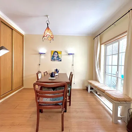Townhouse Close To Riverside: 2br Semesterbostad
