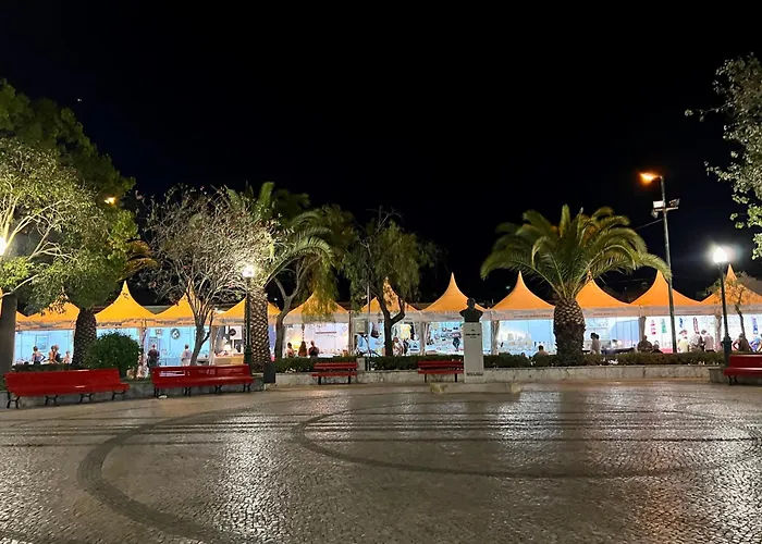 Townhouse Close To Riverside: 2br