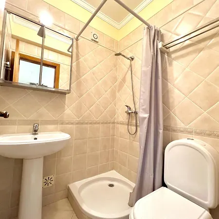 Townhouse Close To Riverside: 2br