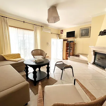 Townhouse Close To Riverside: 2br