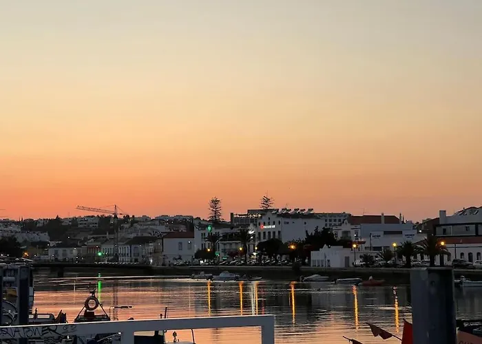 Townhouse Close To Riverside: 2br *