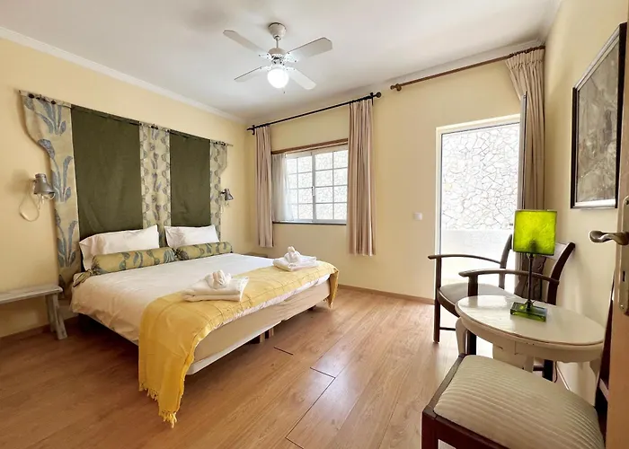 Townhouse Close To Riverside: 2br