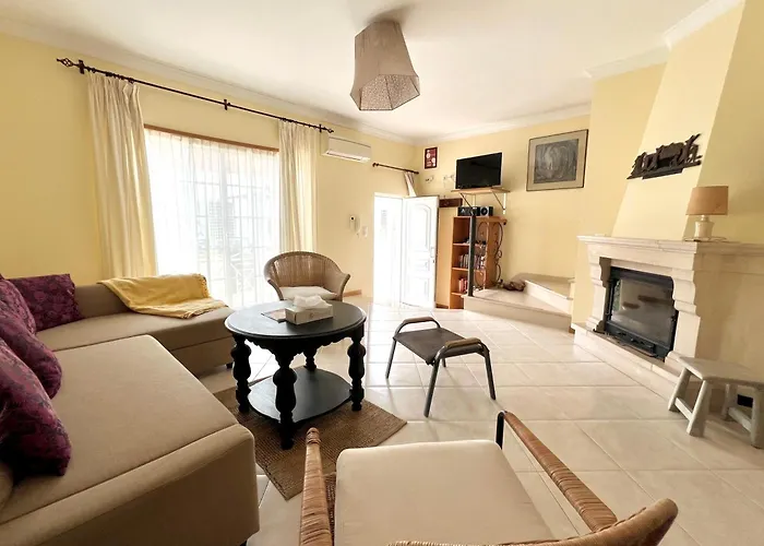 Townhouse Close To Riverside: 2br