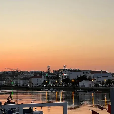 Townhouse Close To Riverside: 2br *