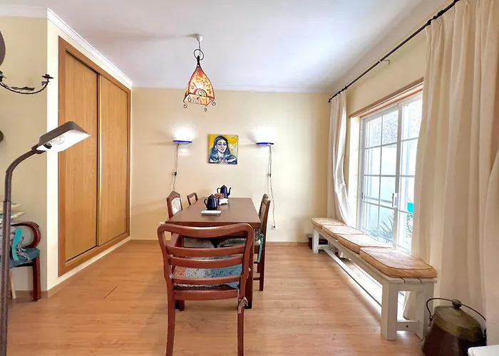Townhouse Close To Riverside: 2br Semesterbostad